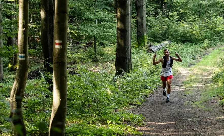 Osoba biegnąca w lesie na trasie Festiwalu Pustelnika w Wysowej Zdrój
