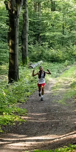 Biegacz pokonujący leśną trasę biegową w Beskidzie Niskim podczas zawodów