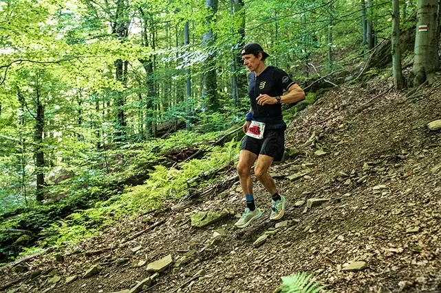 Zdjęcie mężczysny biegnącego przez las w Wysowej Zdrój podczas Festiwalu Pustelnika