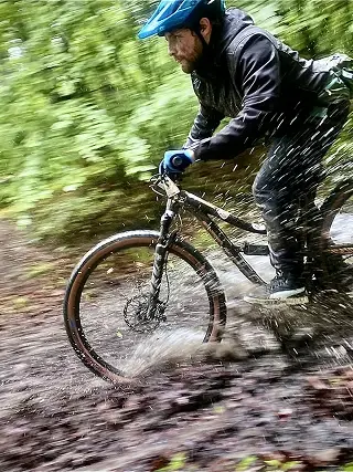 Mężczyzna na rowerze podczas zawodów MTB w Wysowej Zdrój