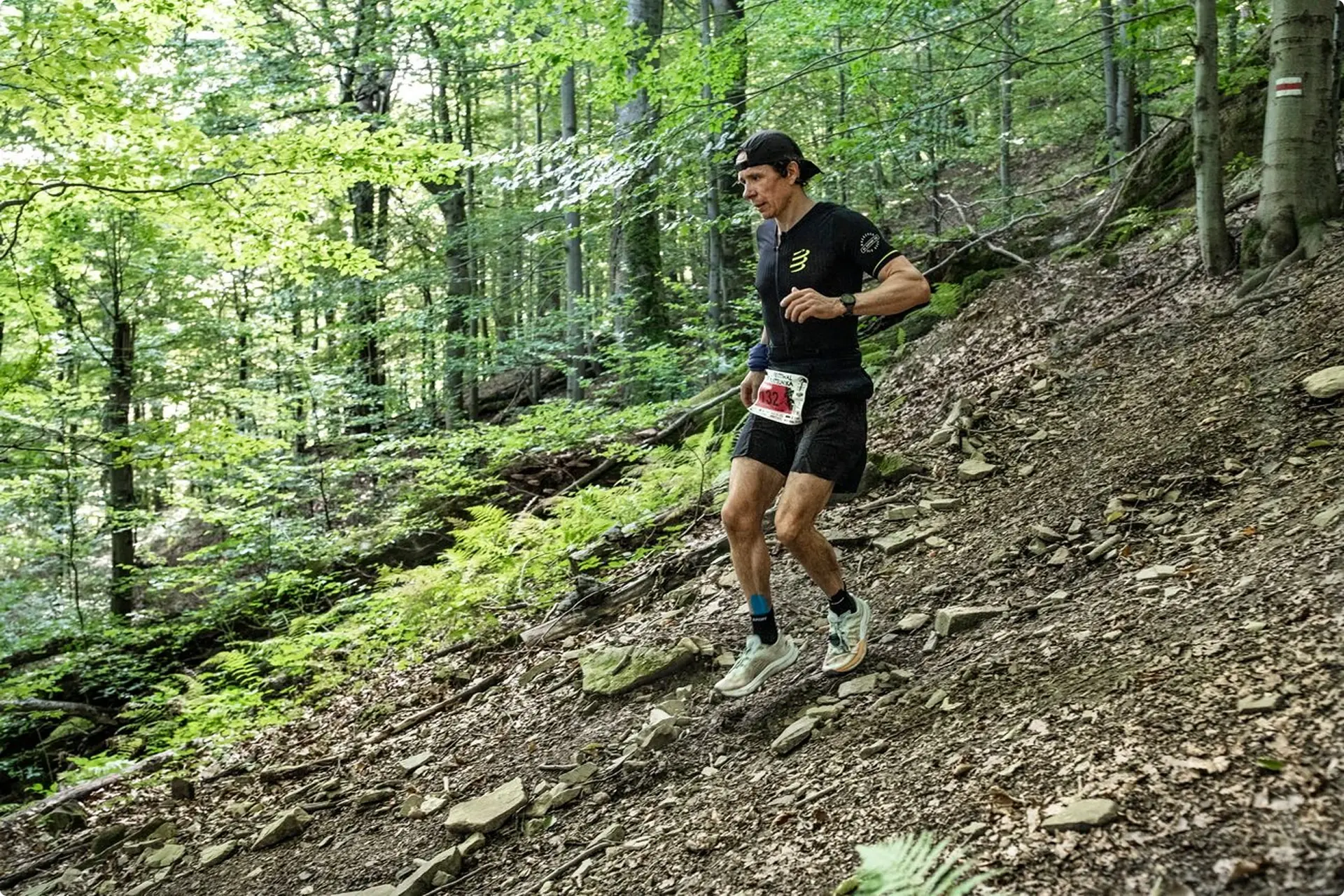 Rozmazane zdjęcie biegnącago mężczyzny podczas zawodów biegowych w Wysowej Zdrój