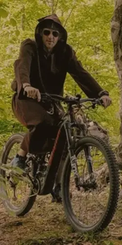 Rowerzysta jadący górskim szlakiem w lesie w Beskidzie Niskim