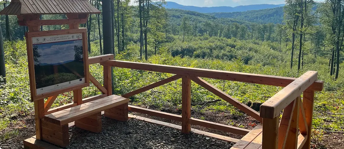 Tablica informująca o platformie widokowej